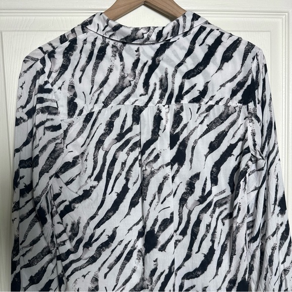 Cloth and Stone Shirt Blouse Womens XS Animal Print Holiday Party Office Work - Picture 8 of 9